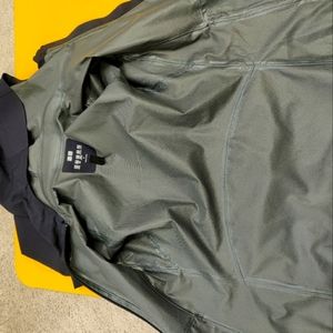 Uniqlo windproof jacket